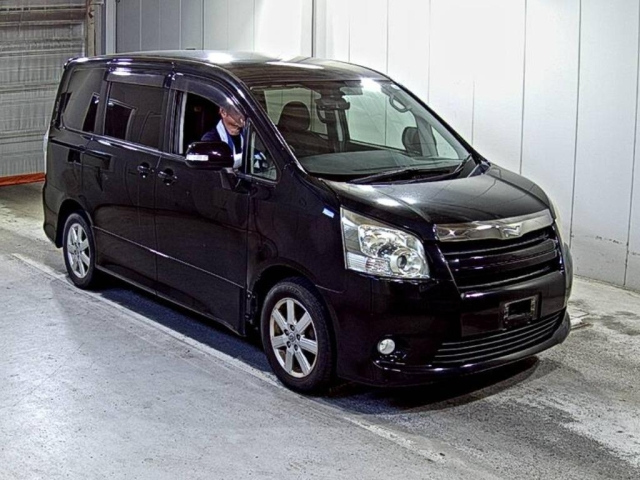 TOYOTA NOAH 2010