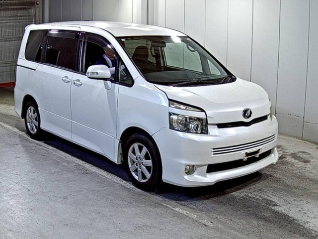 TOYOTA VOXY 2009