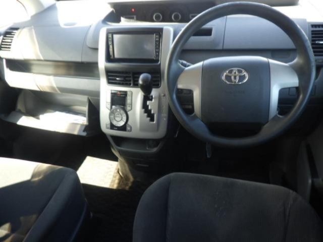 TOYOTA NOAH 2009