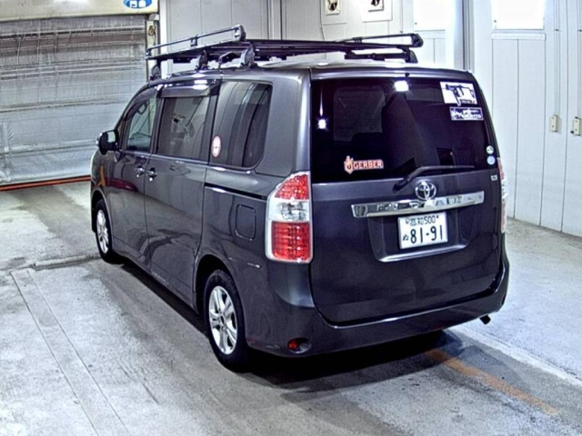 TOYOTA NOAH 2009