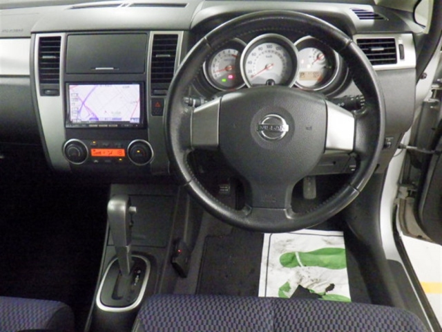 NISSAN TIIDA 2011