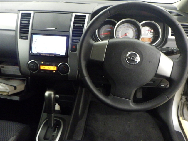 NISSAN TIIDA 2010