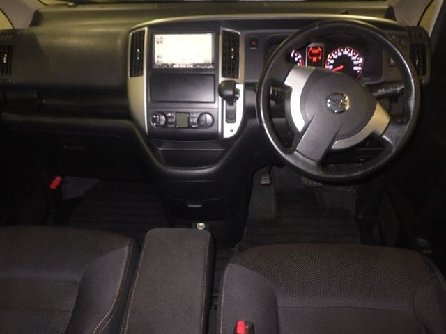 NISSAN SERENA 2010