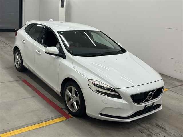 VOLVO V40 2016