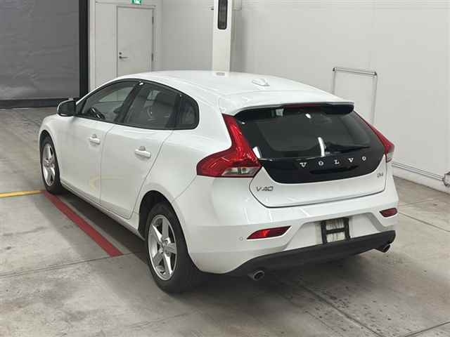 VOLVO V40 2016