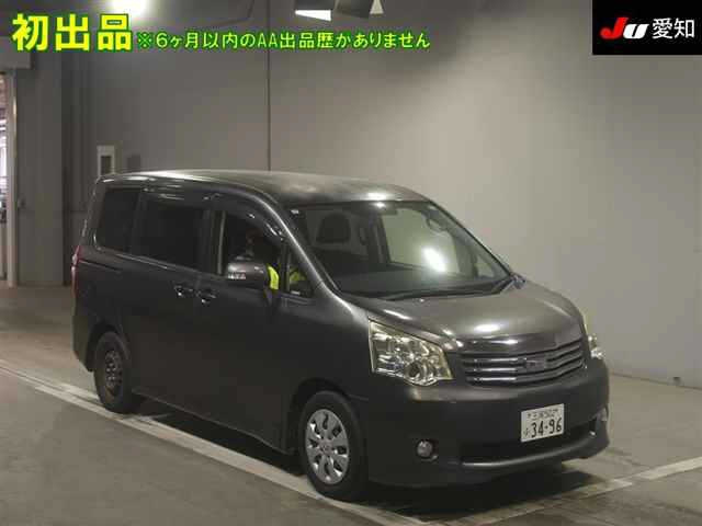 TOYOTA NOAH 2013