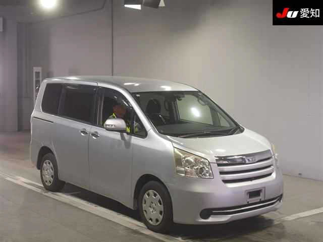TOYOTA NOAH 2009