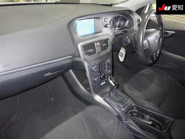 VOLVO V40 2015