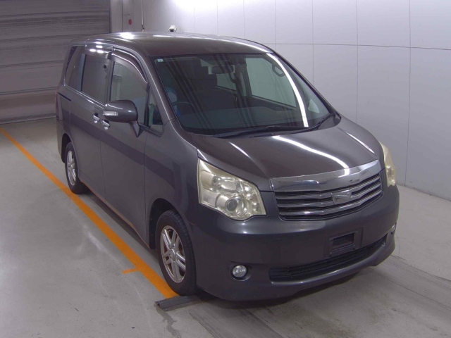 TOYOTA NOAH 2011