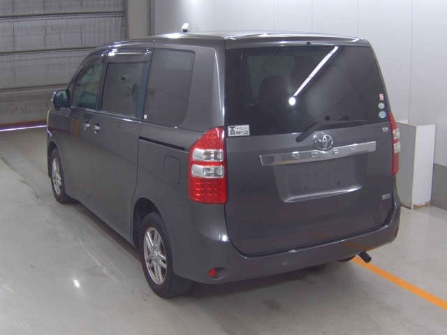 TOYOTA NOAH 2011