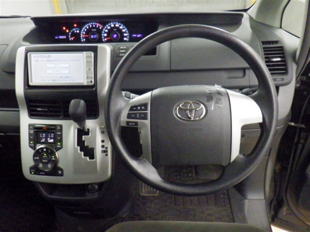 TOYOTA NOAH 2011