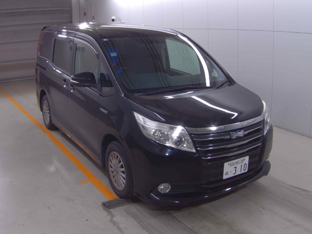 TOYOTA NOAH 2014