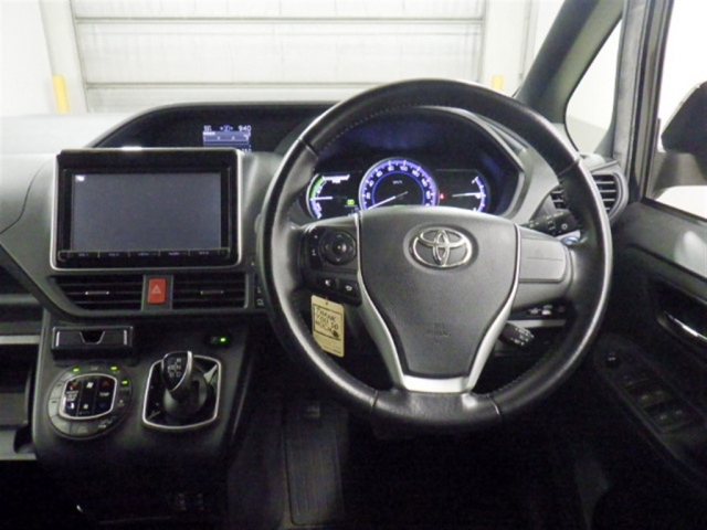 TOYOTA NOAH 2014
