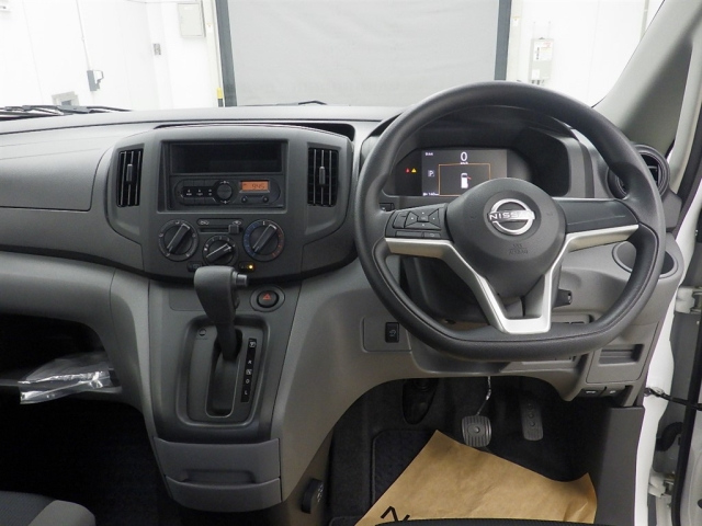 NISSAN NV200 2025