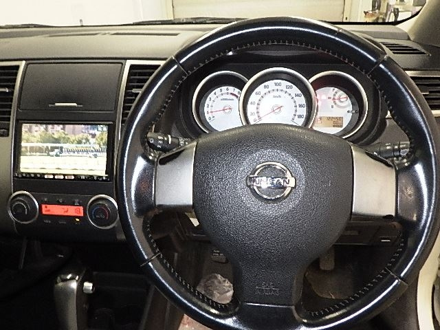 NISSAN TIIDA 2010