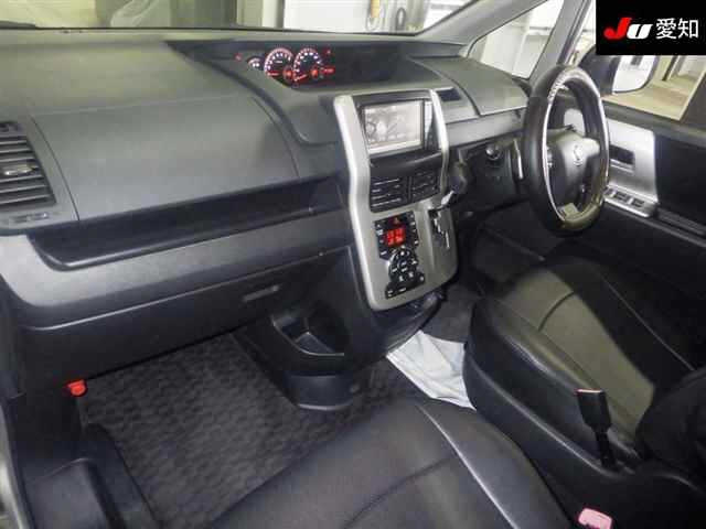 TOYOTA VOXY 2010