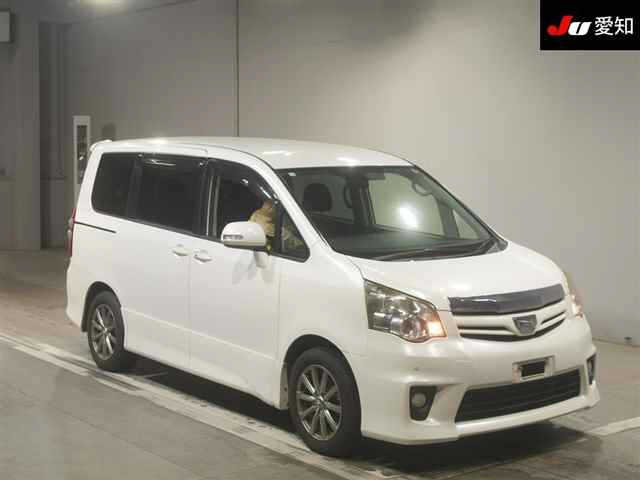 TOYOTA NOAH 2010
