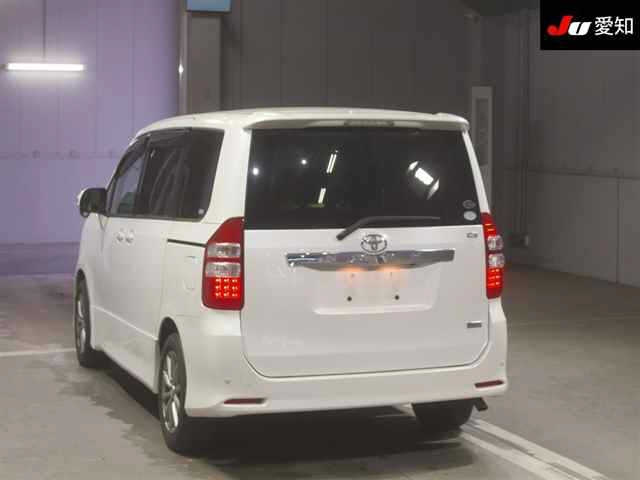 TOYOTA NOAH 2010
