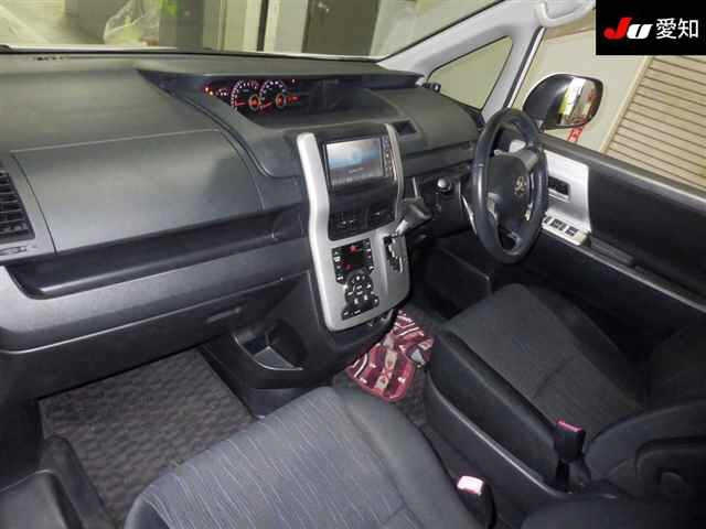 TOYOTA NOAH 2010