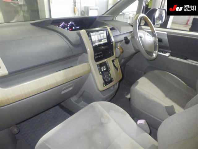 TOYOTA NOAH 2008