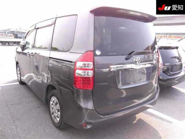 TOYOTA NOAH 2010