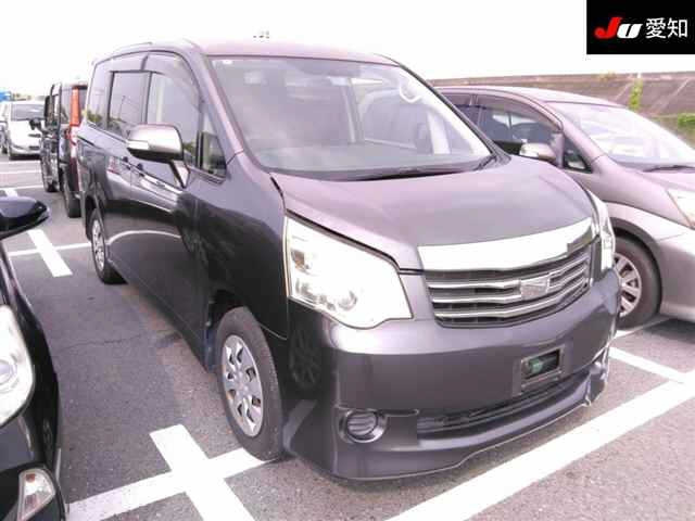 TOYOTA NOAH 2010
