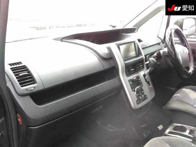 TOYOTA NOAH 2010