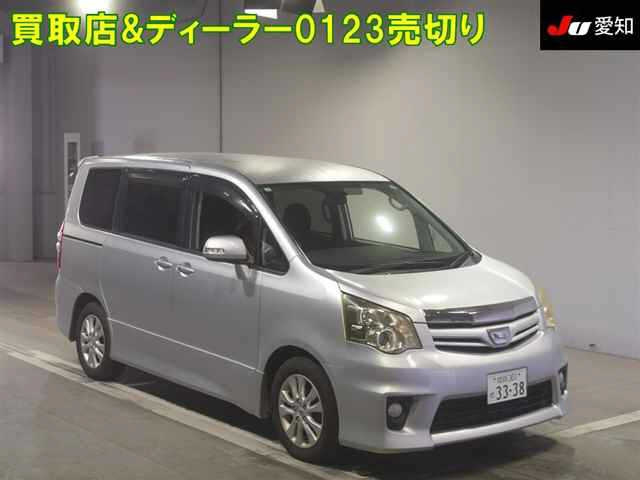 TOYOTA NOAH 2010