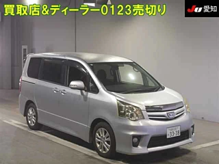 TOYOTA NOAH 2010