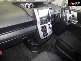 TOYOTA NOAH 2010