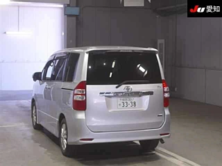 TOYOTA NOAH 2010