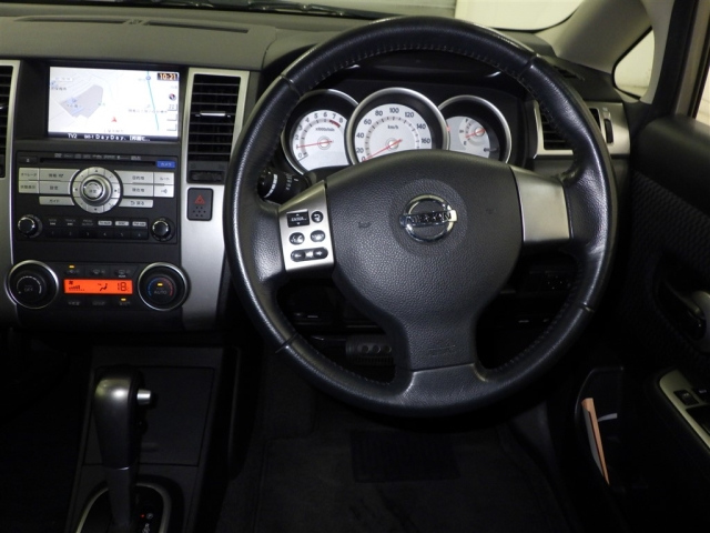 NISSAN TIIDA 2010