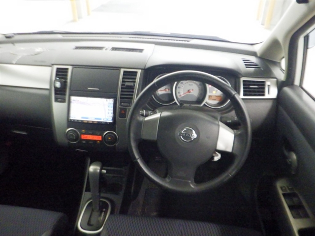 NISSAN TIIDA 2012