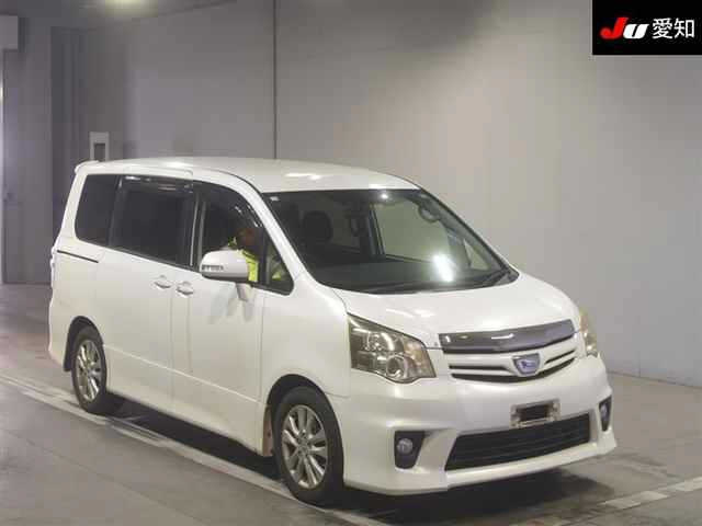 TOYOTA NOAH 2010