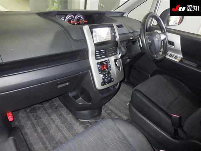 TOYOTA NOAH 2010