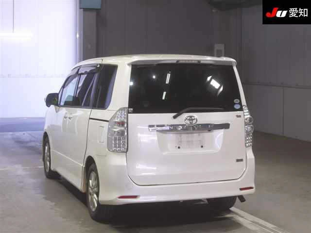 TOYOTA NOAH 2010
