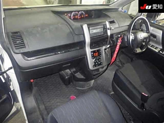 TOYOTA NOAH 2010