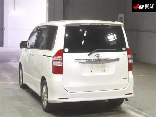 TOYOTA NOAH 2010