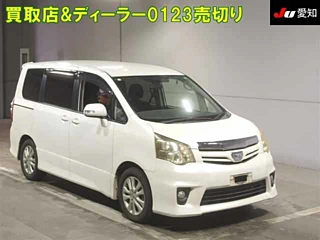 TOYOTA NOAH 2010