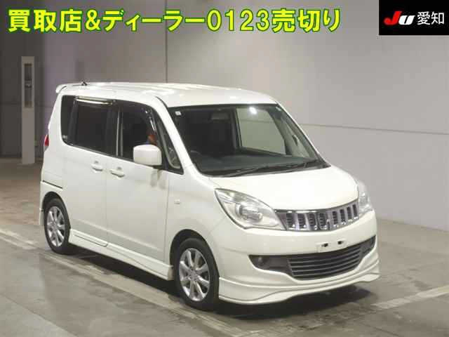 MITSUBISHI DELICA D2 2011