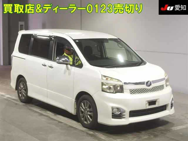 TOYOTA VOXY 2010