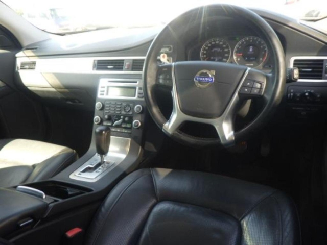 VOLVO V70 2010
