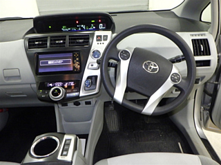 TOYOTA PRIUS ALPHA 2011