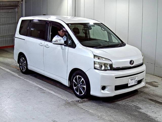 TOYOTA VOXY 2010