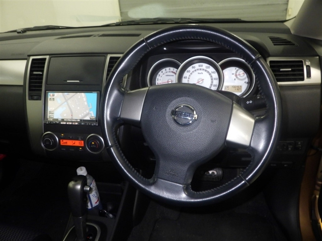 NISSAN TIIDA 2010