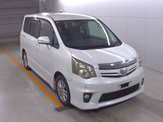 TOYOTA NOAH 2010