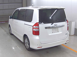 TOYOTA NOAH 2010