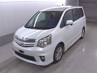 TOYOTA NOAH 2010