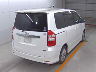 TOYOTA NOAH 2010