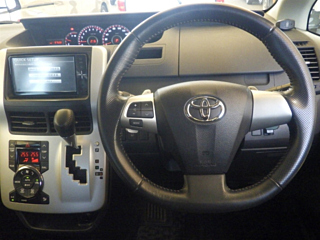 TOYOTA NOAH 2010